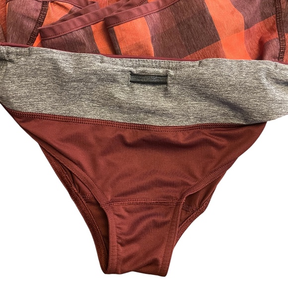 Lululemon  'Speed Up' running shorts Size 4 - Picture 9 of 9